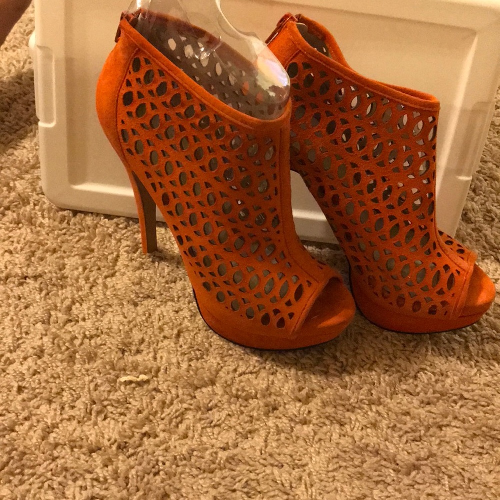 Also orange shoes